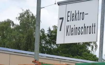 Container und Schild Elektroschrott.