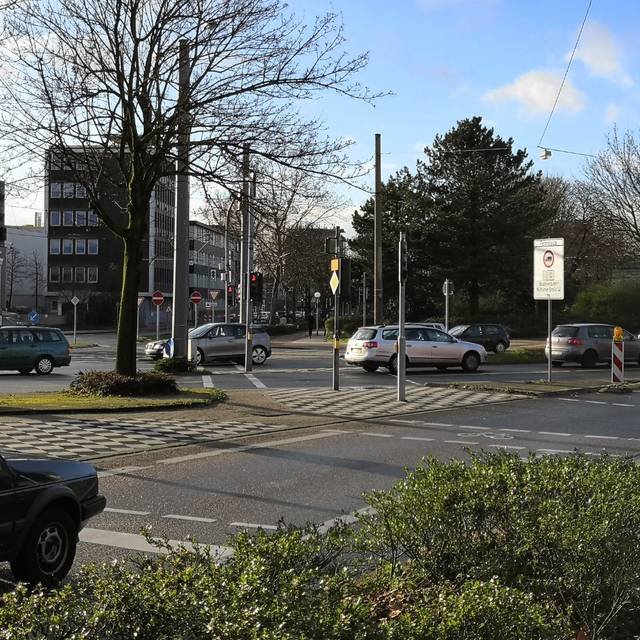 Die neue Fußgängerampel an der Danziger Straße Ecke Mülheimer Straße