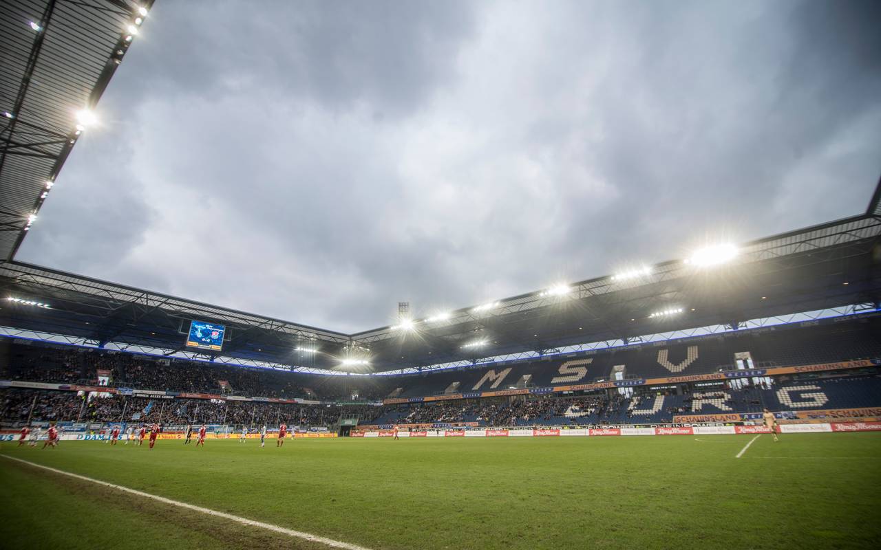 Am Samstag, den 30.11.2013 wurde das Spiel in der 3. Liga zwischen dem MSV Duisburg und der SpVgg Unterhaching in der Schauinsland Reisen Arena in Duisburg fotografiert. Im Bild: MSV in den weiß-blauen Trikots.