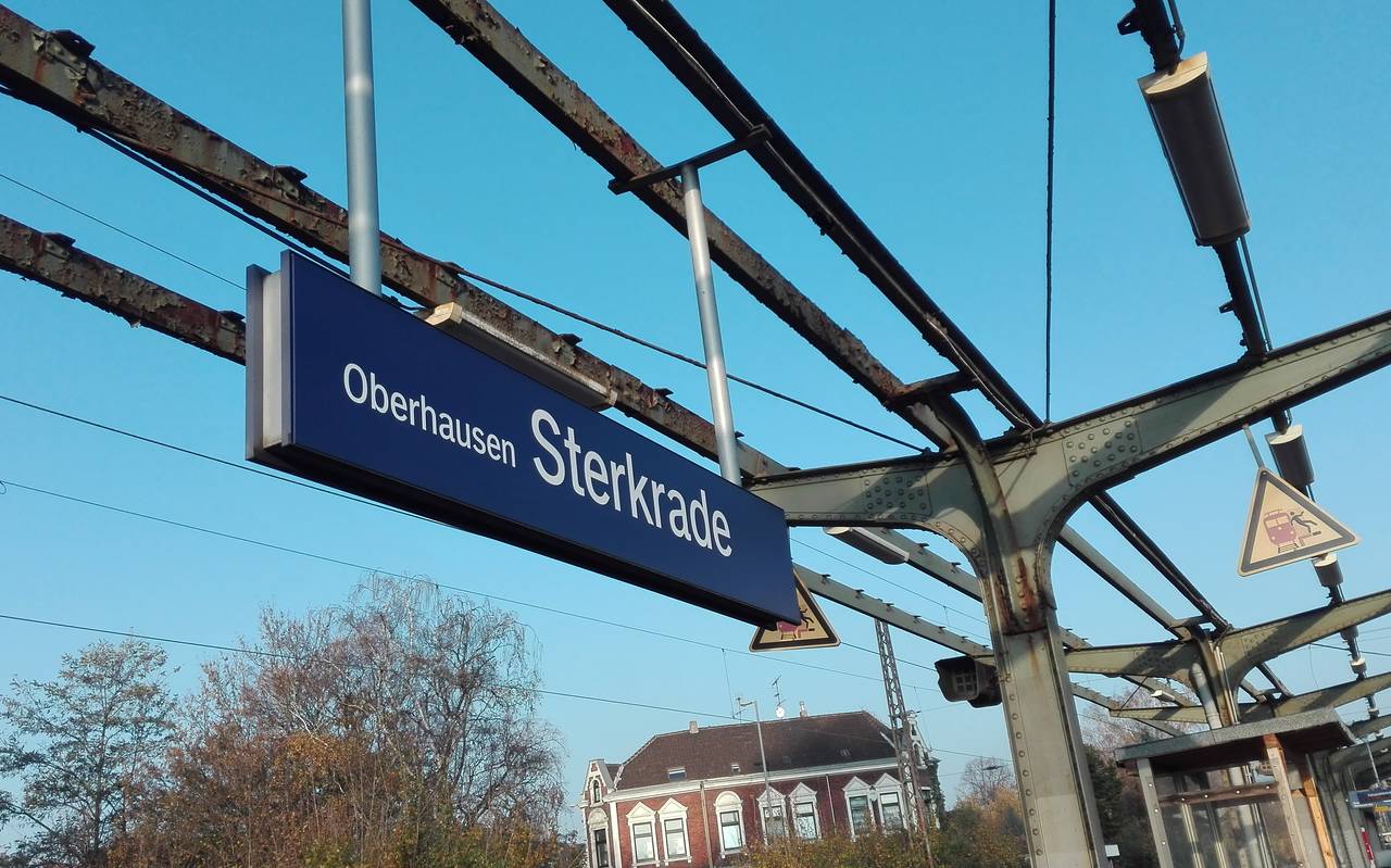 Sterkrader Bahnhof, Schild, ohne Dach