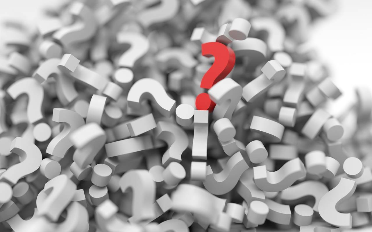 Fragezeichen rot in grauem Haufen