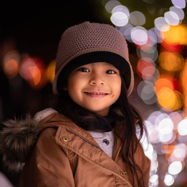 glückliches Mädchen mit Mütze