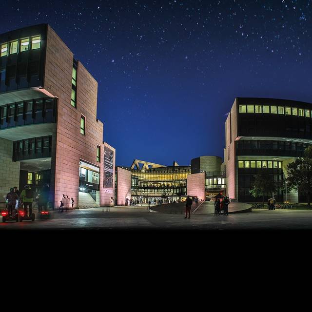 Die Gebäude des NRW-Landtags bei Nacht.