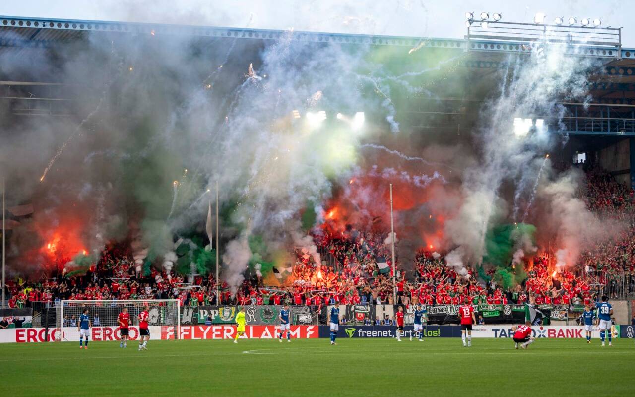 Pyrotechnik wird im Stadion gezündet.