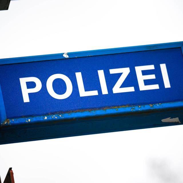 Ein Schild weist auf eine Polizeistelle hin.