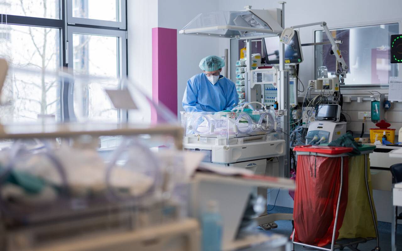 Beschreibung Oberarzt Mark Dzietko untersucht ein Neugeborenes im Perinatalzentrum, der Neugeborenen-Intensivstation, in der Klinik für Kinderheilkunde des Universitätsklinikums Essen.