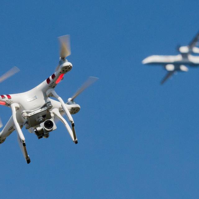 Drohne und Flugzeug