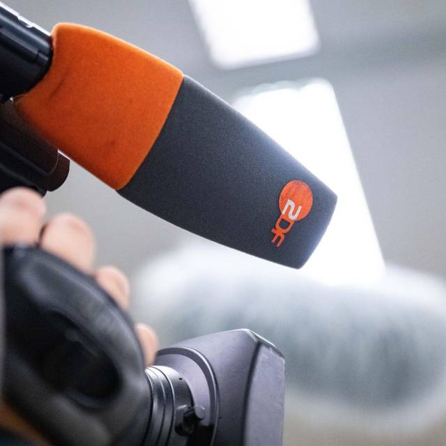 Das Logo des ZDF auf dem Mikrofon einer TV-Kamera