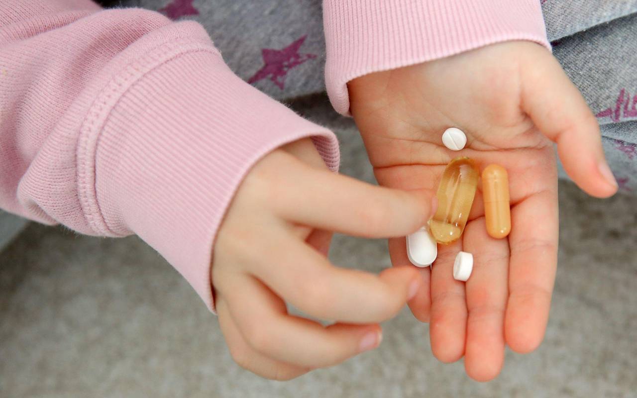 Tabletten liegen in Kinderhand