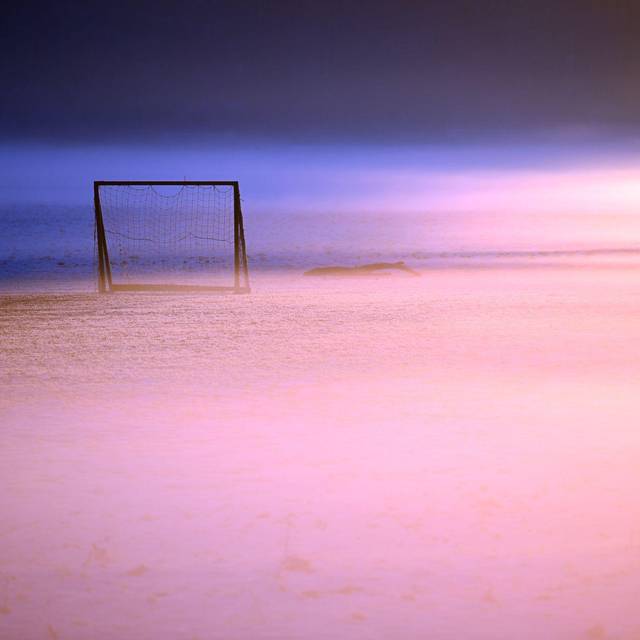 Ein Fußballtor im Morgennebel
