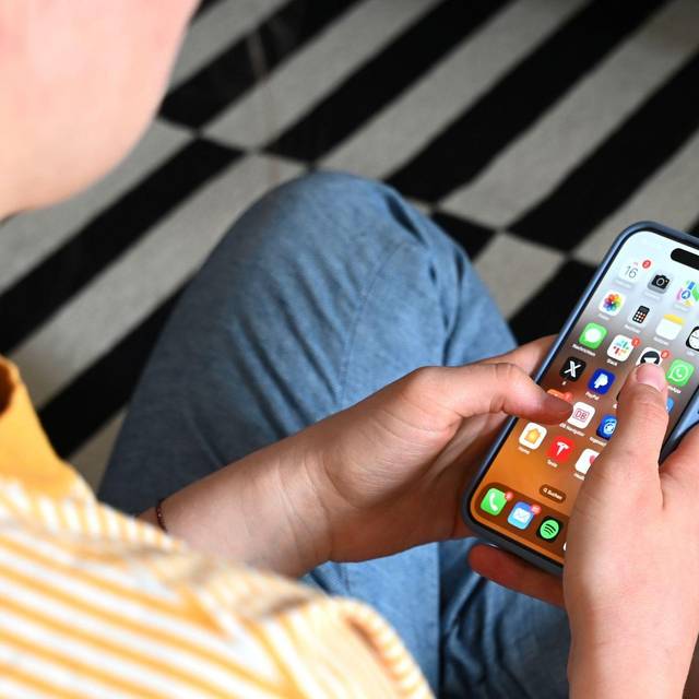 Zahlreiche Apps sind auf einem Smartphone zu sehen