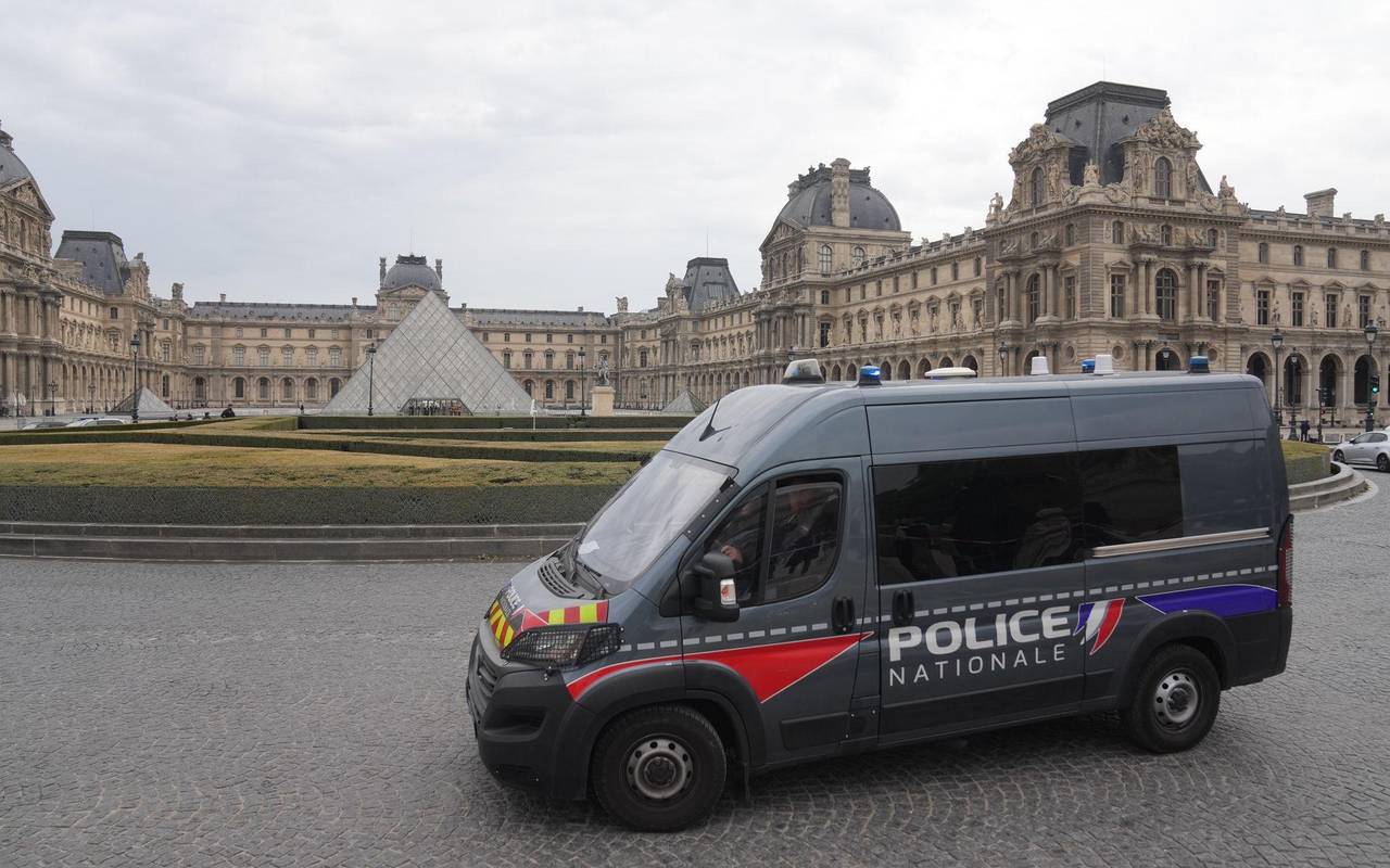 Raubüberfall auf Louvre in Paris