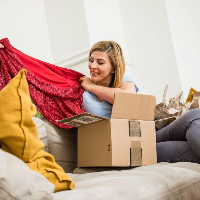 Eine Frau packt Klamotten aus