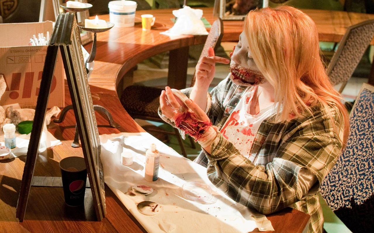 Darstellerin schminkt sich beim Monster-Casting in Babelsberg