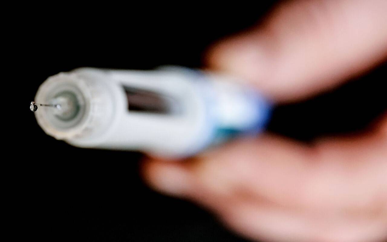 ILLUSTRATION - Ein Mann hält eine Spritze mit dem Wirkstoff Semaglutid in der Hand. (gestellte Szene)