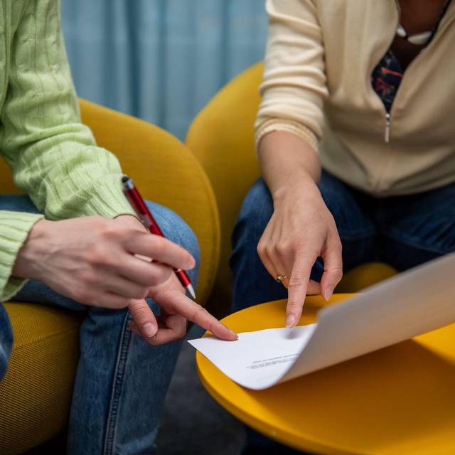 Zwei Frauen bei einem Beratungsgespräch
