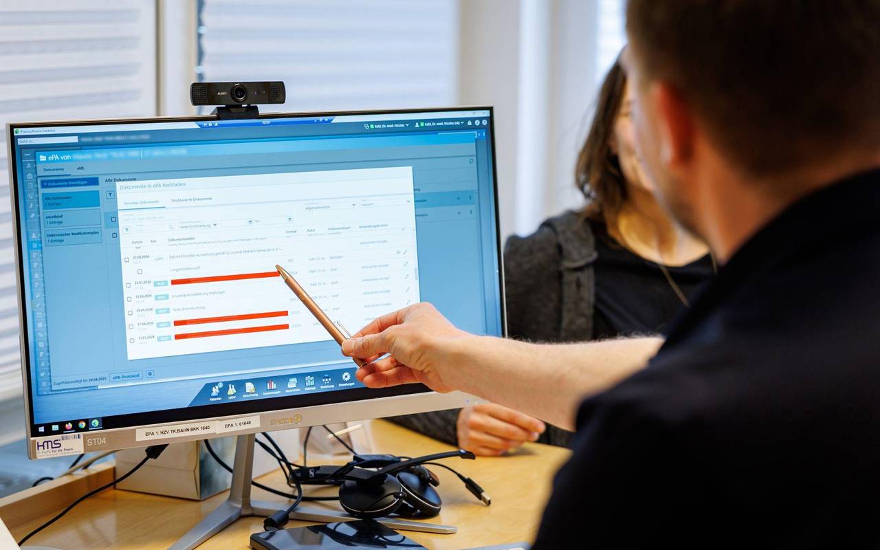 Hausarzt lädt Dokumente in eine elektronische Patientenakte