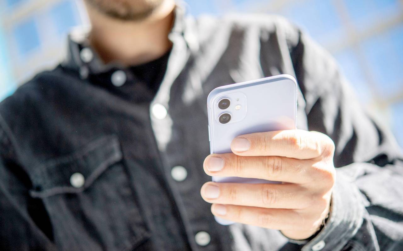 Ein Mann hält ein Smartphone in der Hand