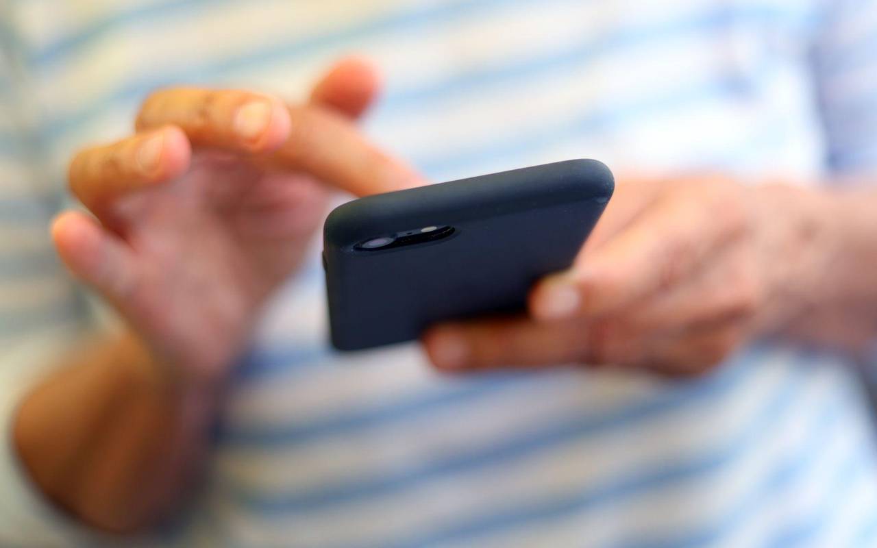 Eine Frau tippt auf einem Smartphone