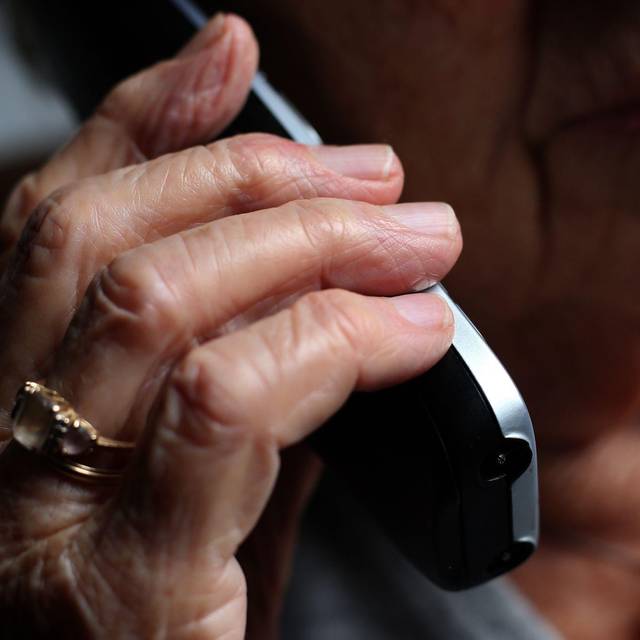 Seniorin am Telefon