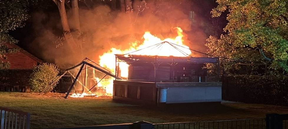 Oberhausen: Gartenhütte an St. Jakobus Kirche abgebrannt