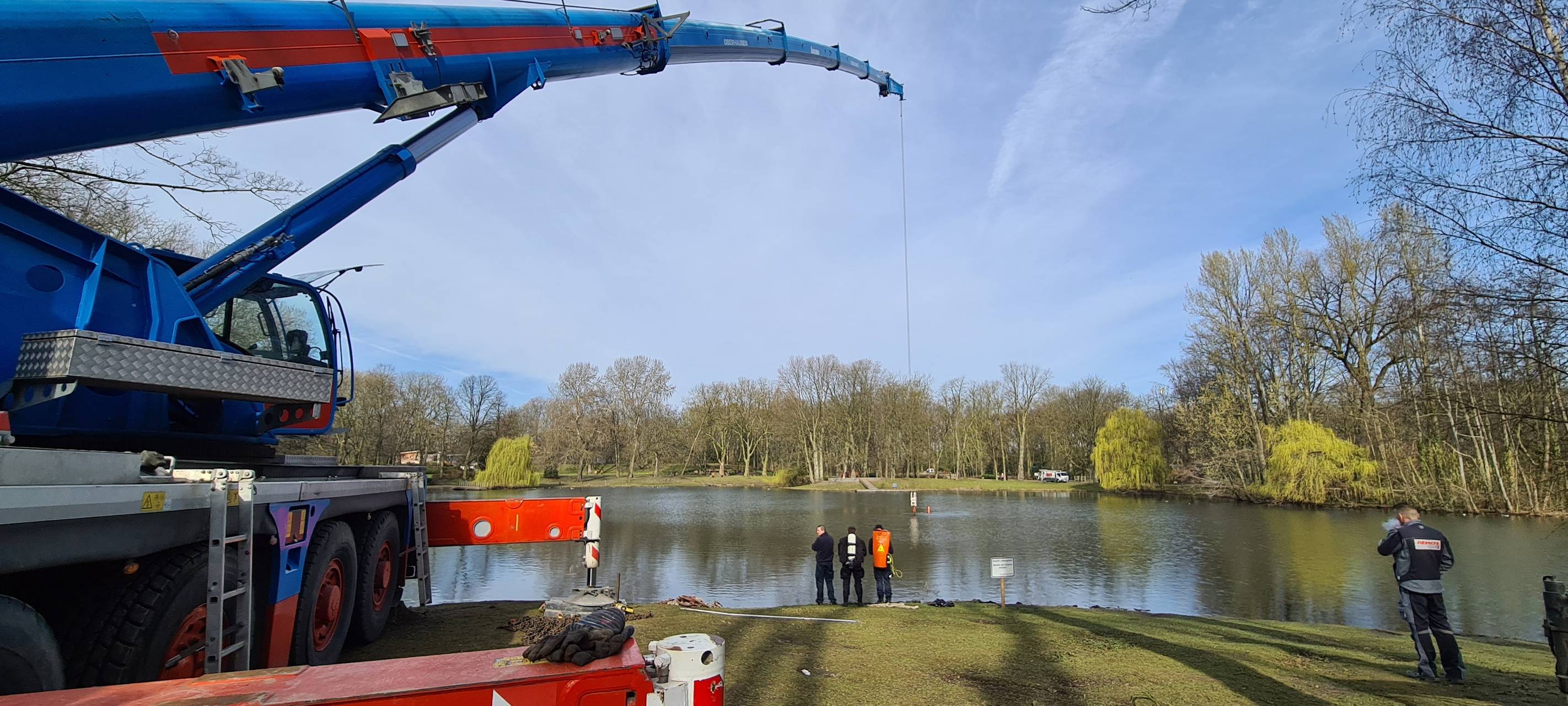 SBO und Feuerwehr heben defekte Teichpumpe
