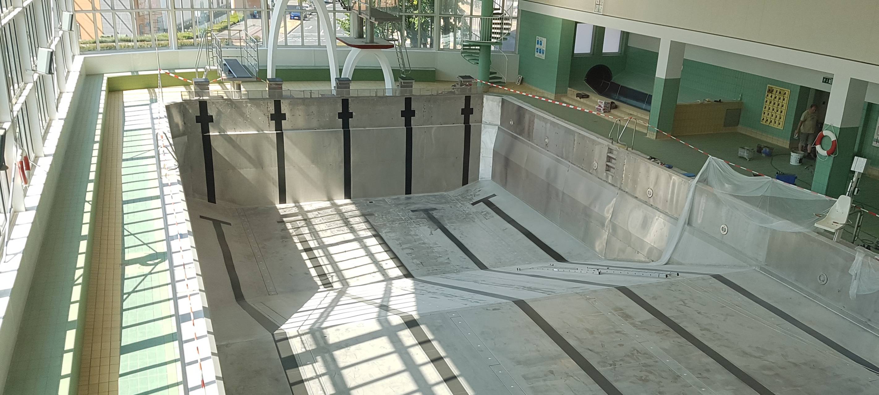 Hallenbad mit leerem Schwimmbecken