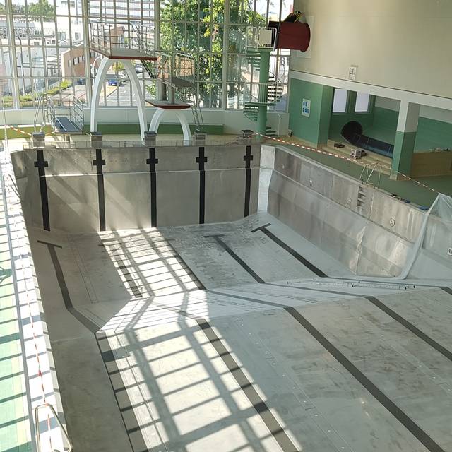Hallenbad mit leerem Schwimmbecken