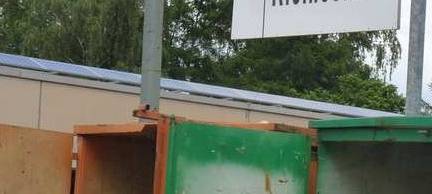 Container und Schild Elektroschrott.