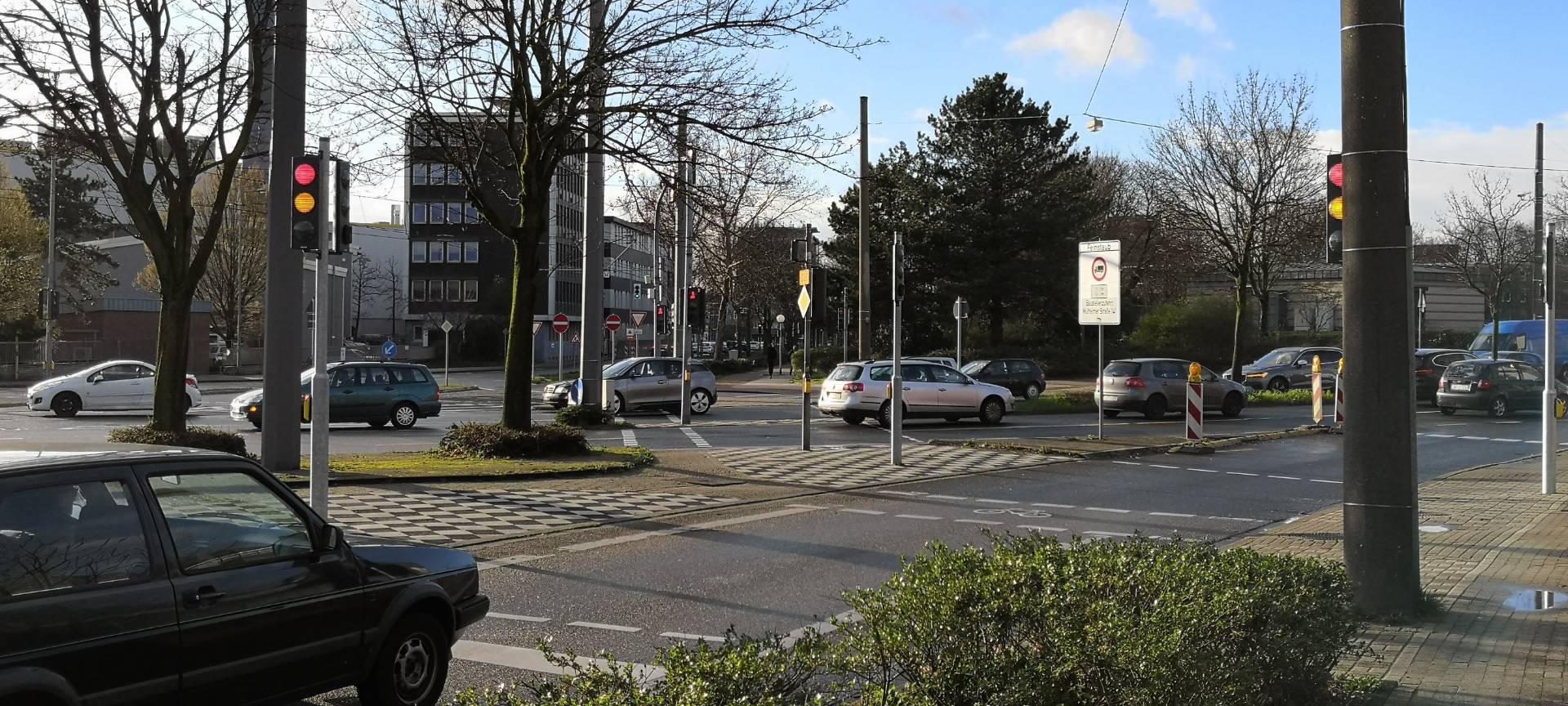 Die neue Fußgängerampel an der Danziger Straße Ecke Mülheimer Straße