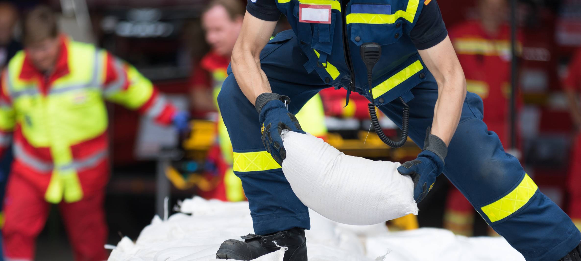 Ein Helfer transportiert Sandsäcke (Symbolbild).
Bei Verwendung in Social Media muss die Bildquelle am Bild genannt werden; bei Verwendung als Nachrichtenbild spielt das System diese automatisch mit aus.