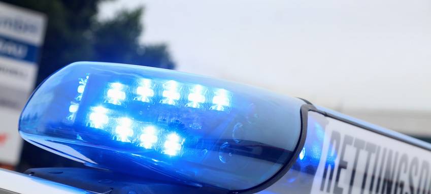 Blaulicht an einem Rettungswagen (Symbolbild). Bei Verwendung in Social Media muss die Bildquelle am Bild genannt werden; bei Verwendung als Nachrichtenbild spielt das System diese automatisch mit aus.