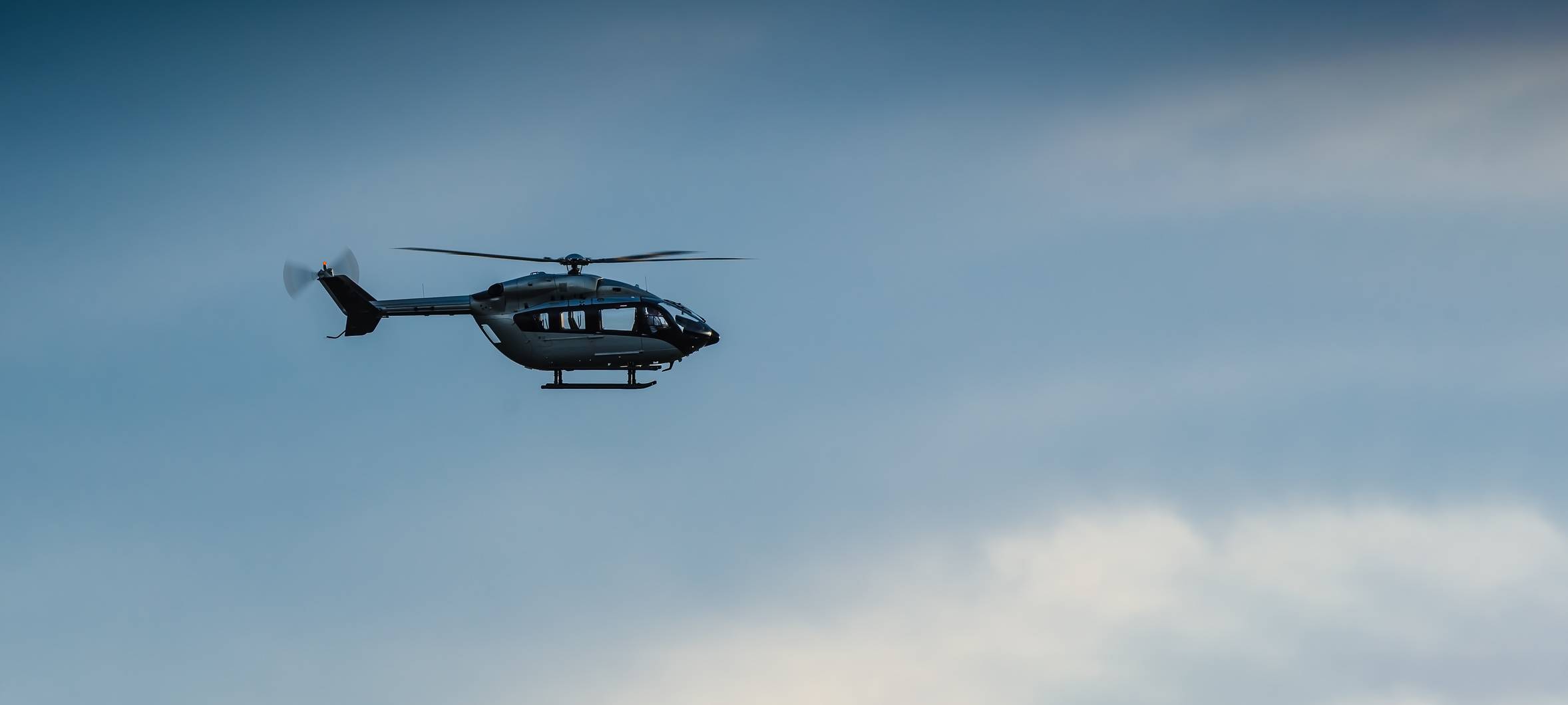 Hubschrauber vor blauem Himmel.
Bei Verwendung in Social Media muss die Bildquelle am Bild genannt werden; bei Verwendung als Nachrichtenbild spielt das System diese automatisch mit aus.