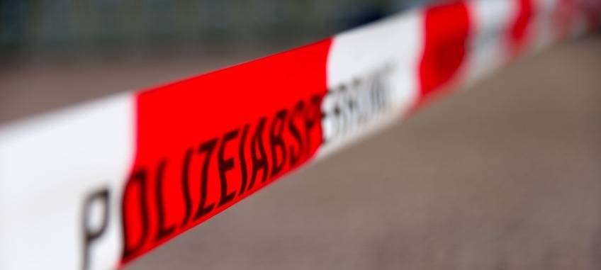 Ein Absperrband der Polizei in Nahaufnahme (Symbolbild).