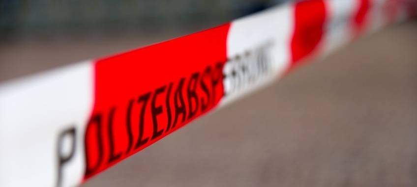 Ein Absperrband der Polizei in Nahaufnahme (Symbolbild).