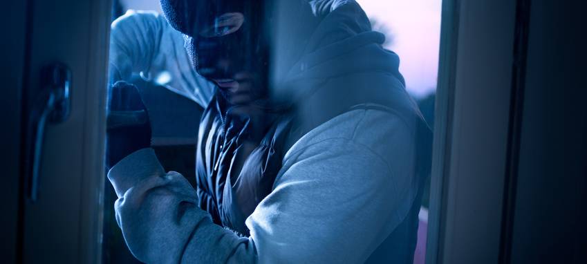 Einbruch: Diebe steigen mit Leiter aufs Dach