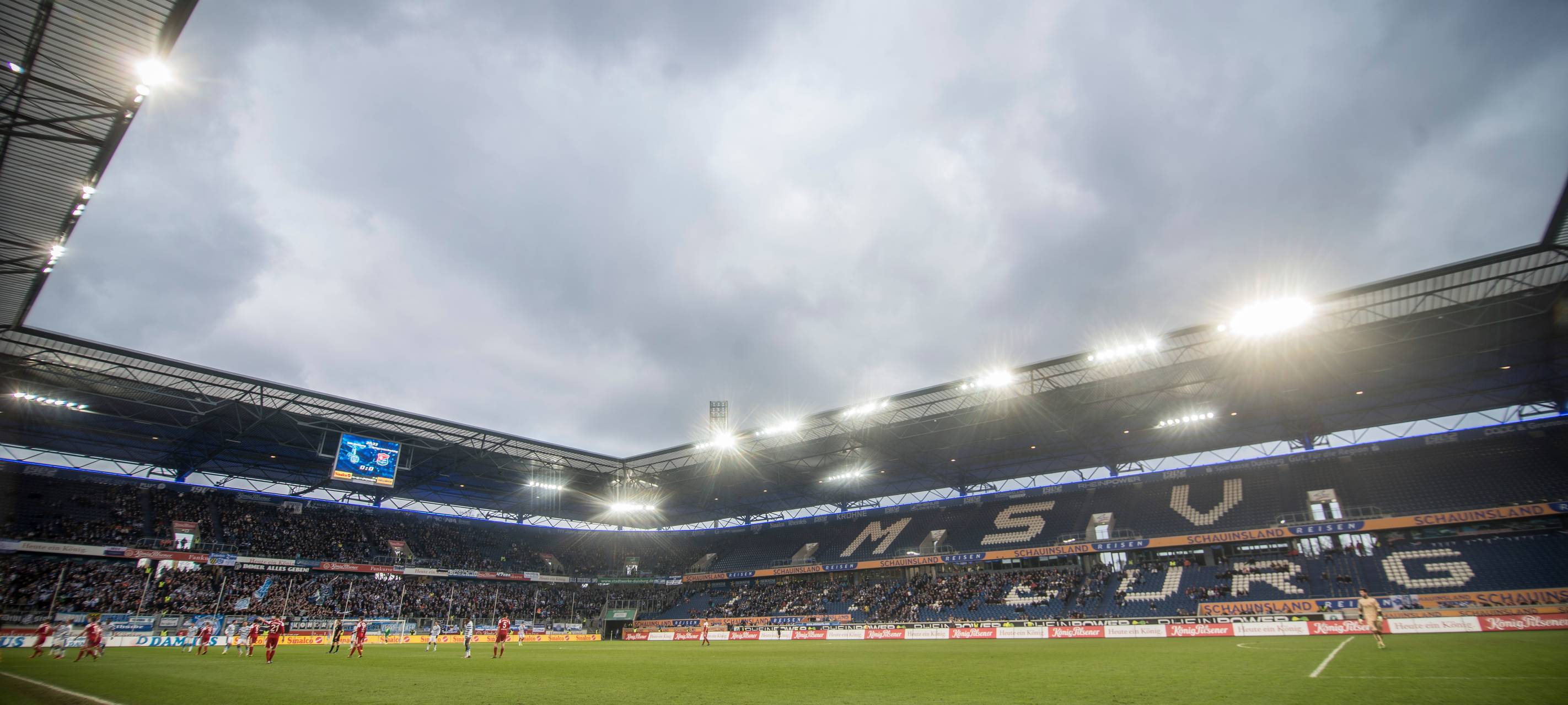 Am Samstag, den 30.11.2013 wurde das Spiel in der 3. Liga zwischen dem MSV Duisburg und der SpVgg Unterhaching in der Schauinsland Reisen Arena in Duisburg fotografiert. Im Bild: MSV in den weiß-blauen Trikots.