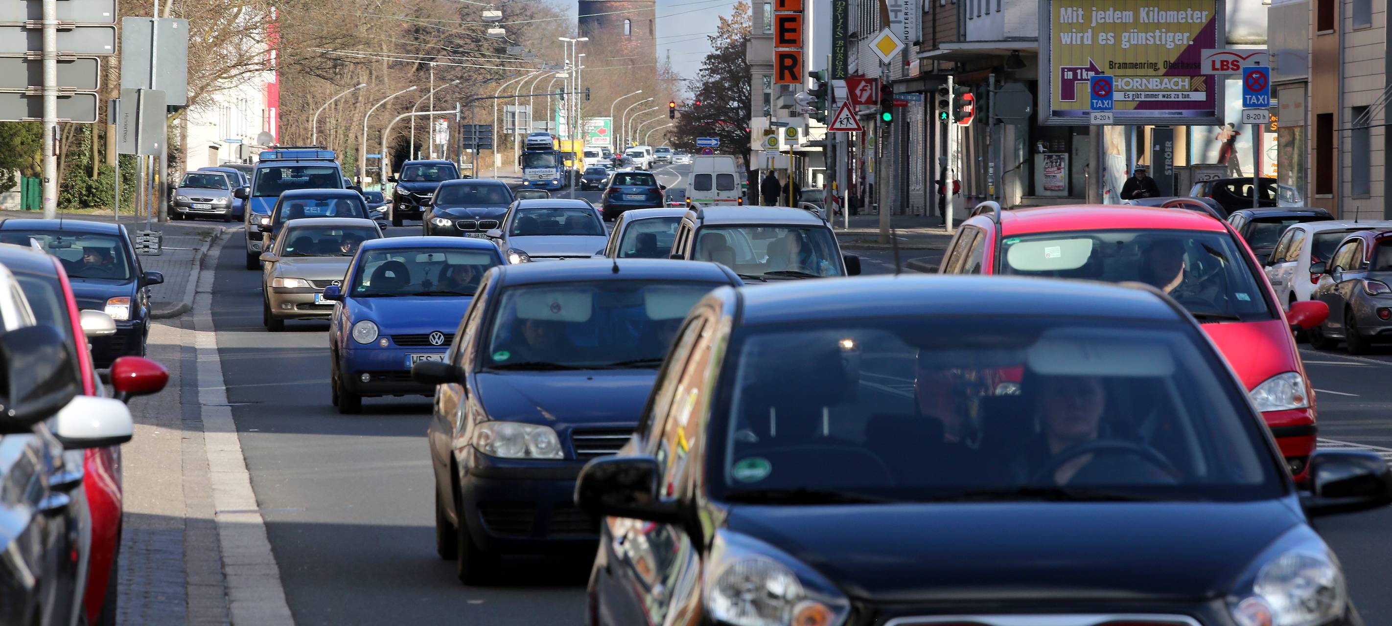 Die Mülheimer Straße Blickrichtung Wasserturm