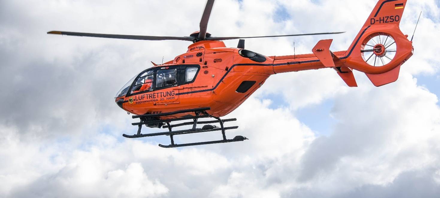 Motorradfahrer unter Auto eingeklemmt