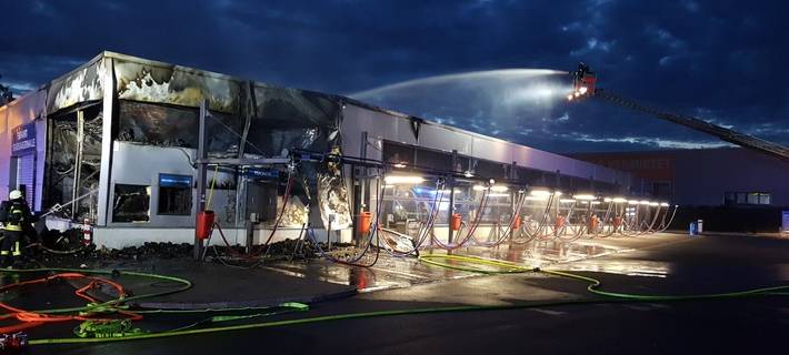 Feuer in Autowaschanlage