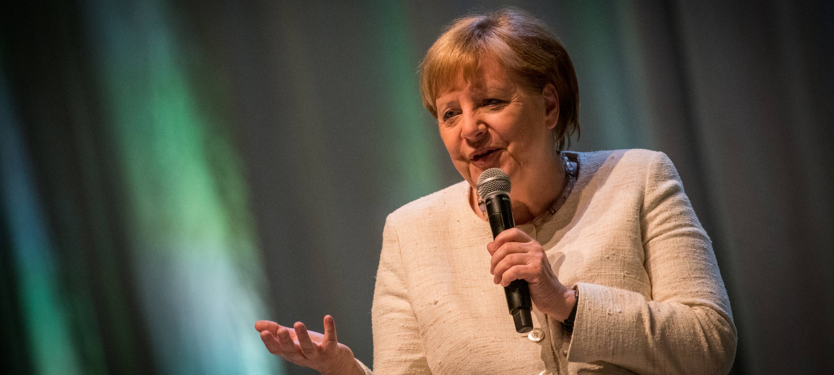 Merkel besucht Dortmunder Messehallen