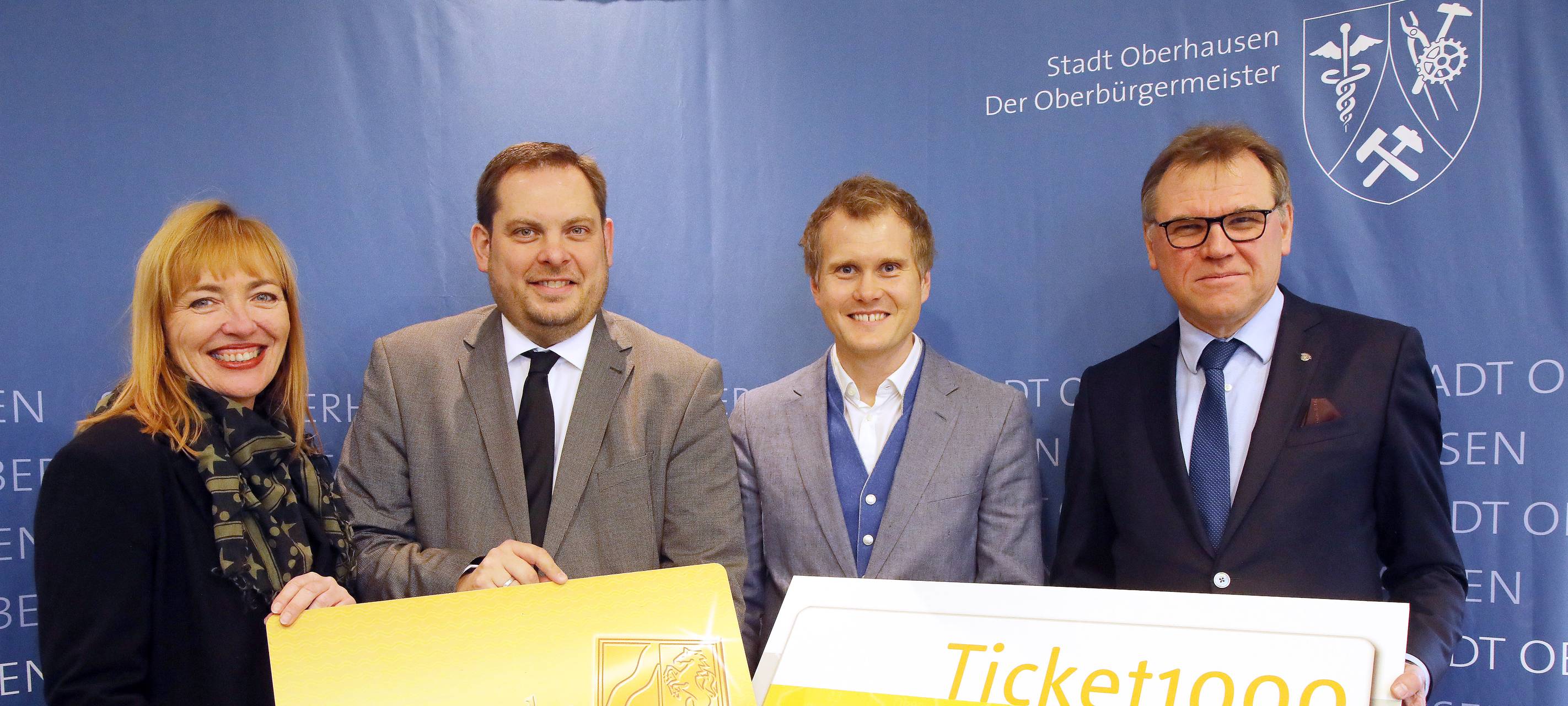 Ehrenamtler fahren günstiger Bus und Bahn