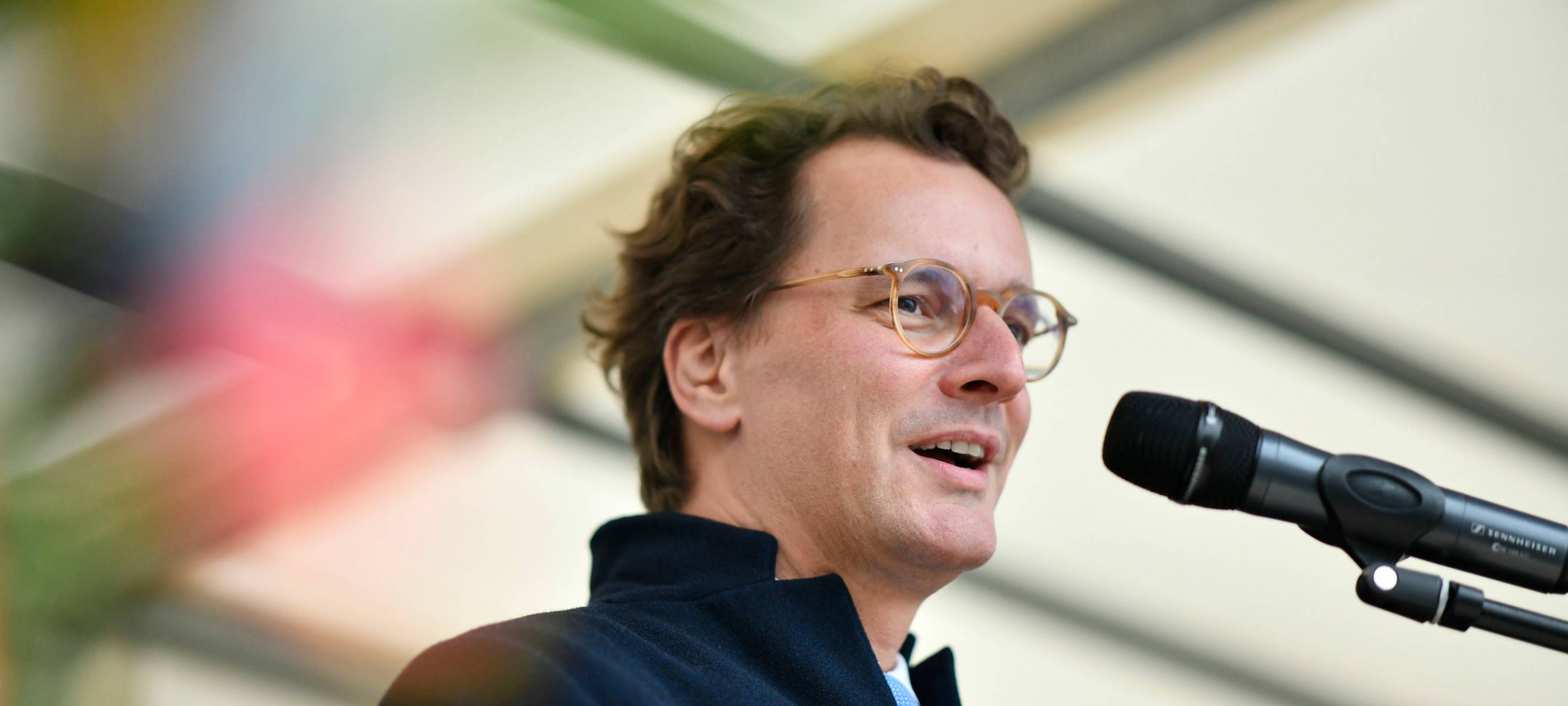 Wüst übergibt Förderbescheid für Bahnhof Holten