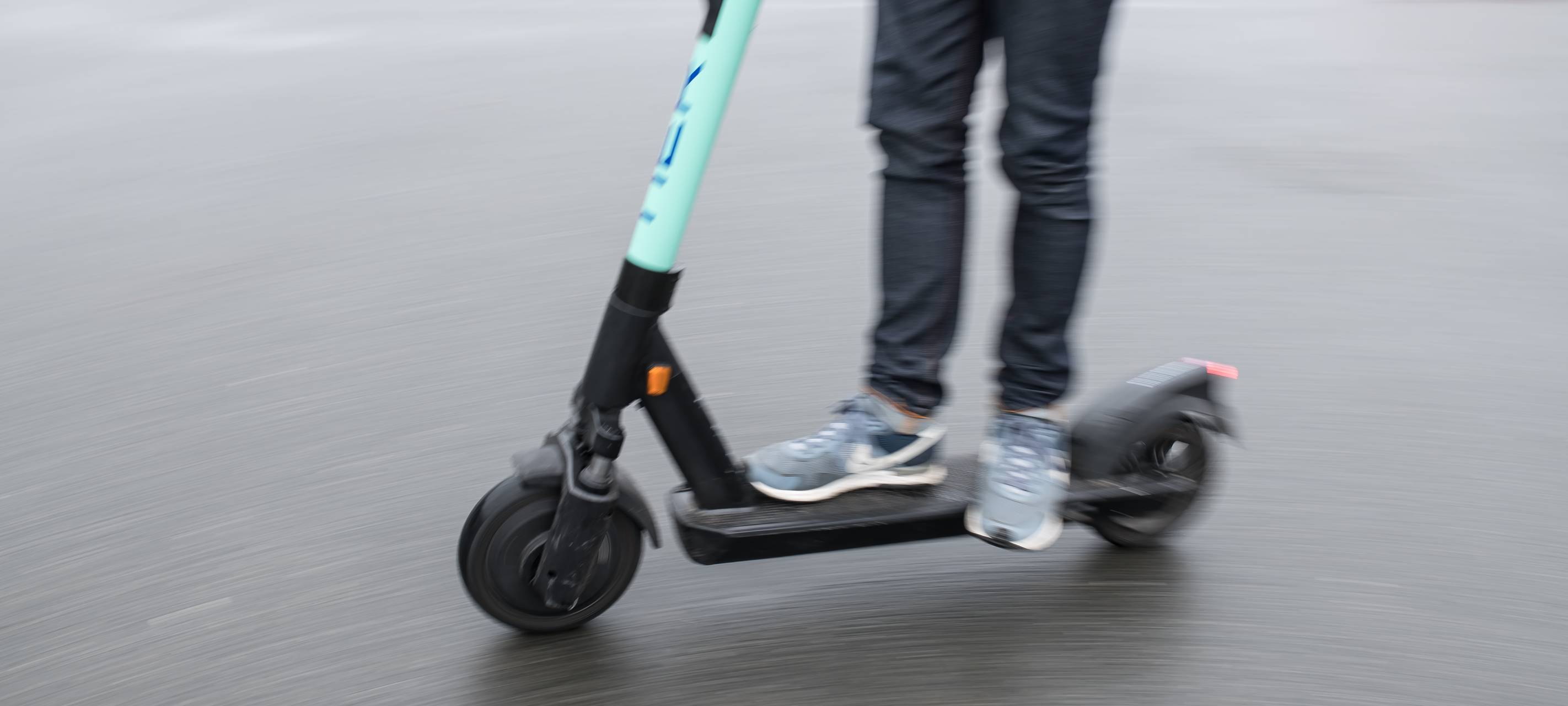 Erste E-Scooter in der Stadt verteilt