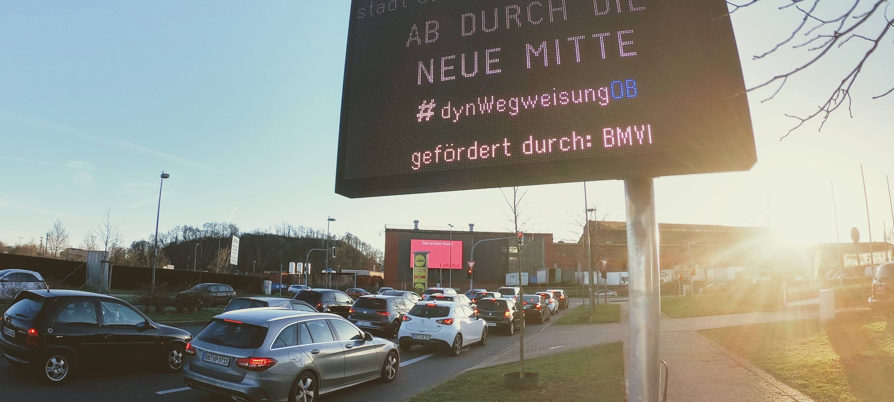 Stadt montiert weitere Verkehrsinfotafeln