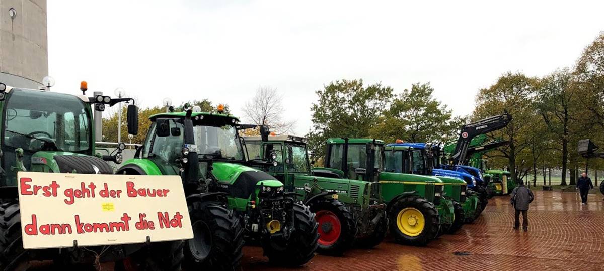 Treckerdemo vor dem Technischen Rathaus