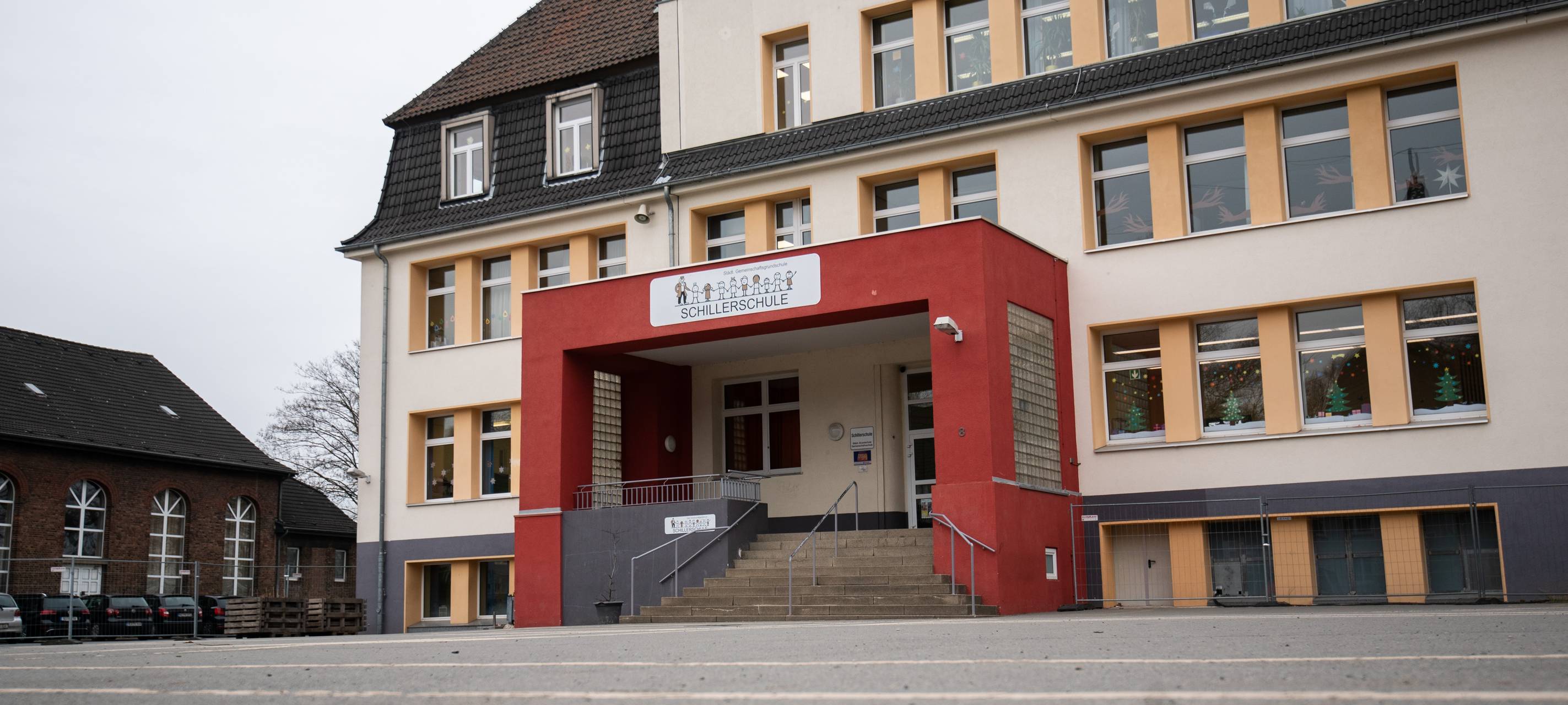 Schiefe Schule bekommt geraden Boden