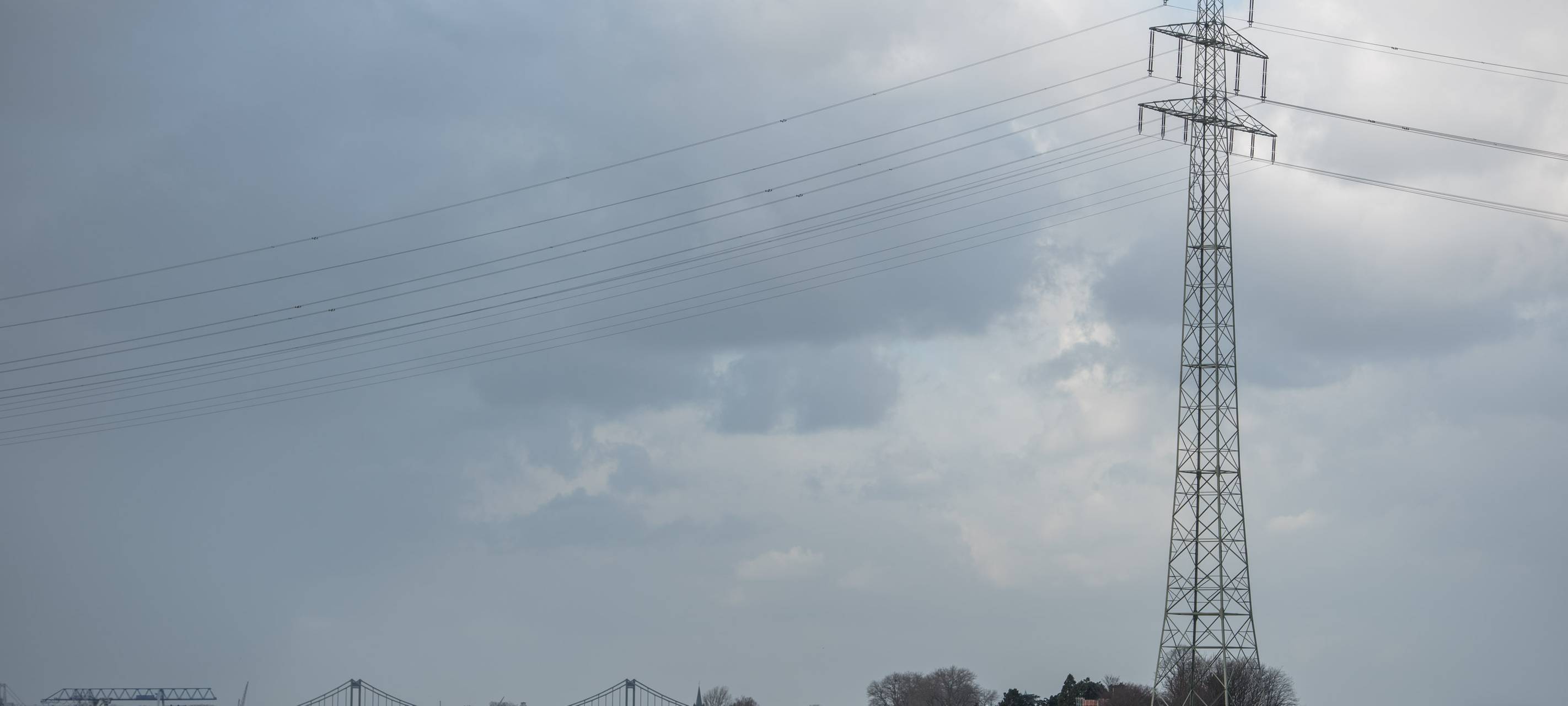 Hochspannungsleitung über Rhein wird repariert