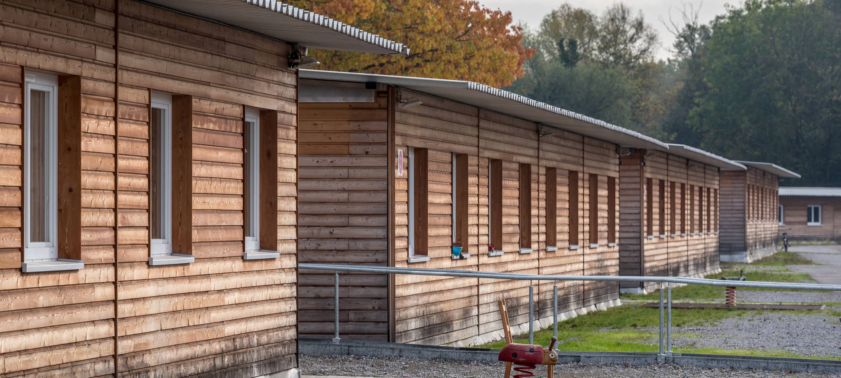 Holzhäuser für Flüchtlinge werden zu Notfallkrankenhaus