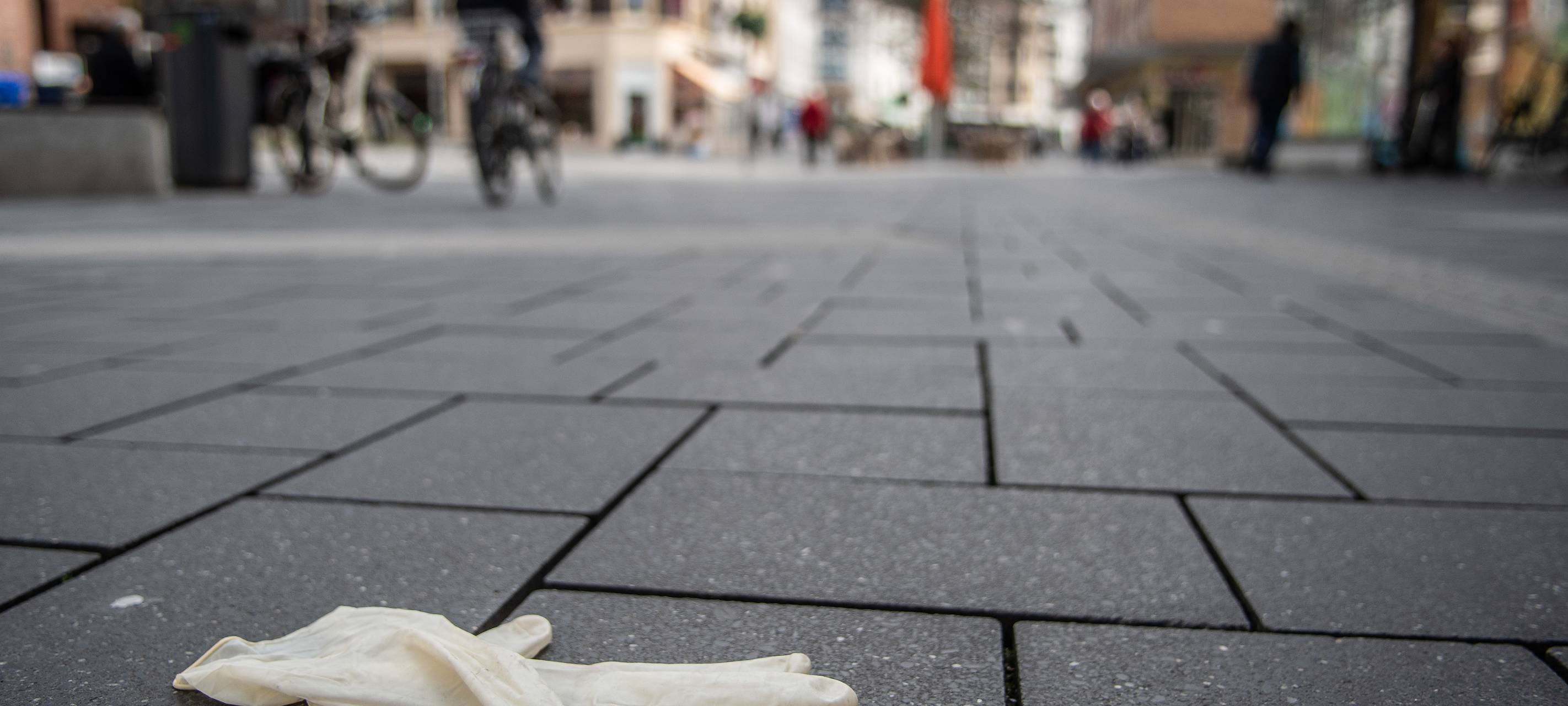 Handschuhe und Masken landen im Gebüsch